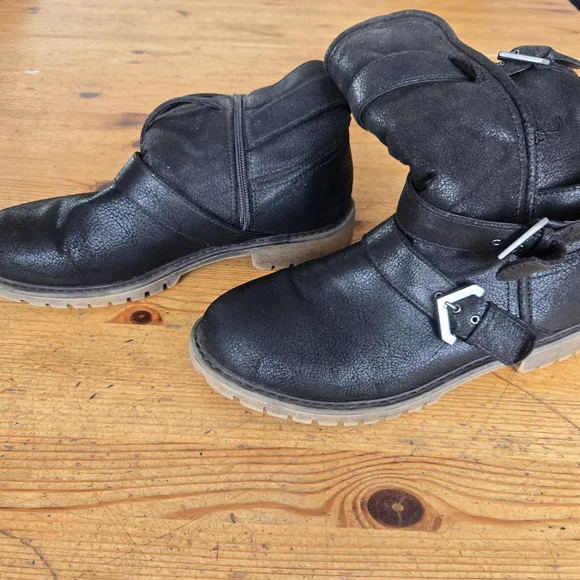 Roxy Black Faux-Suede Shearling Boot - Picture 2 of 6